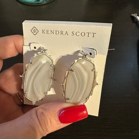 EUC Kendra Scott Baroque Ella Silver Earrings in Beautiful Gray Banded Agate - Picture 4 of 8